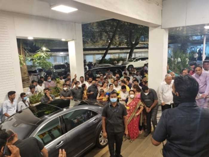 महाराष्ट्र में सियासी संग्राम जारी, सीएम उद्धव ठाकरे ने मुख्यमंत्री आवास छोड़ा, निजी घर में लौटे